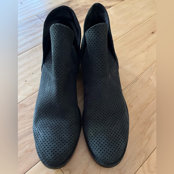 Eileen Fisher Black/Dark Gray Leather Mesh
Booties Stacked Heel Rounded Toe - 10 - Picture 7 of 8